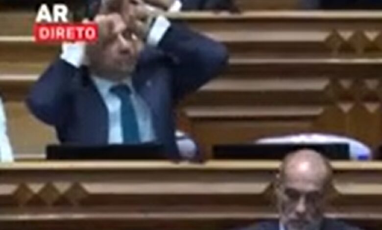 Vereador e deputado eleito pelo Chega faz “cornos” cornos 432
