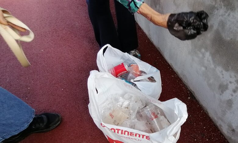 Voluntárias apanham lixo na feira de Santa Iria lixo IMG 20221017 100728
