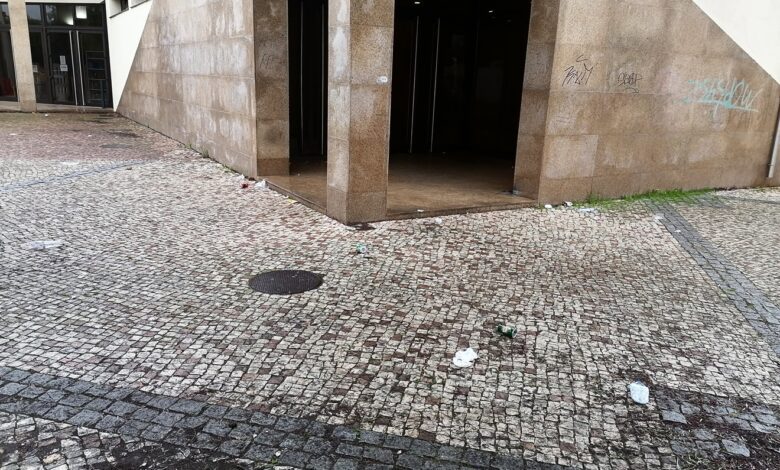 Biblioteca de Tomar comemora 25 anos com obras e lixo à volta biblioteca IMG 20221116 110819
