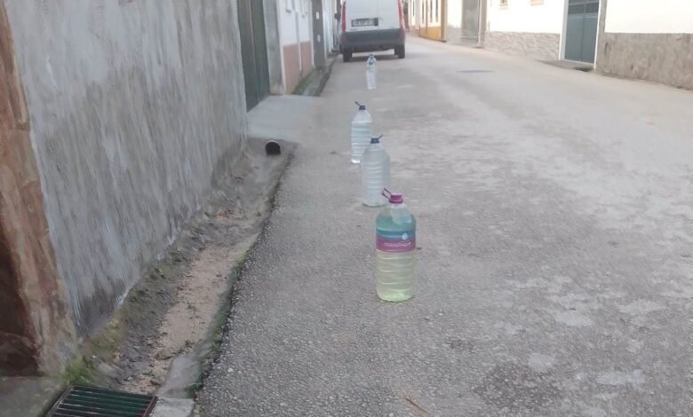 Garrafões de água para proibir estacionamento estac 8974056 6182233160018258194 n