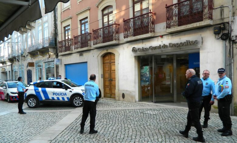 Idoso com pistola detido na Caixa Geral de Depósitos (c/ fotos e vídeo) cgd psp corredoura 22993682 3777073888463630188 n