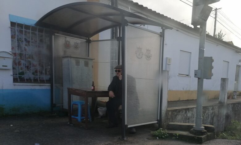 Paragem de autocarros transformada em esplanada paragem abrigo IMG 20221220 120221