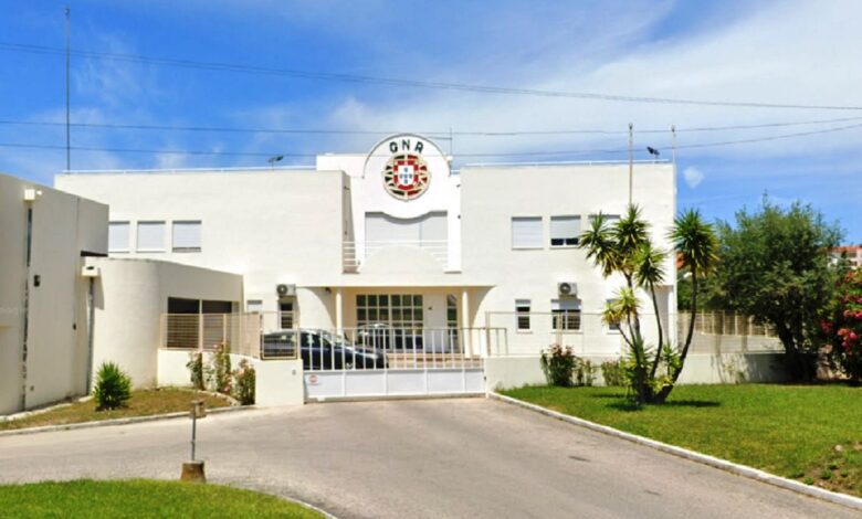 Automobilista alcoolizado choca contra portão da GNR na Barquinha vnb quartel gnr