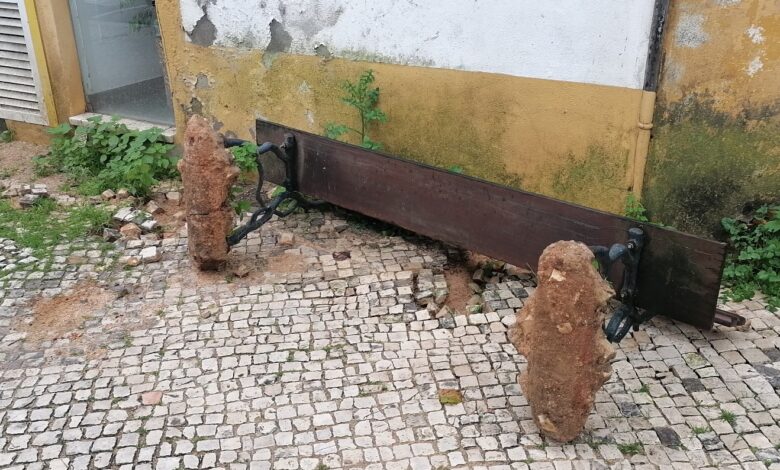 Arrancaram banco da calçada banco IMG 20230108 132326