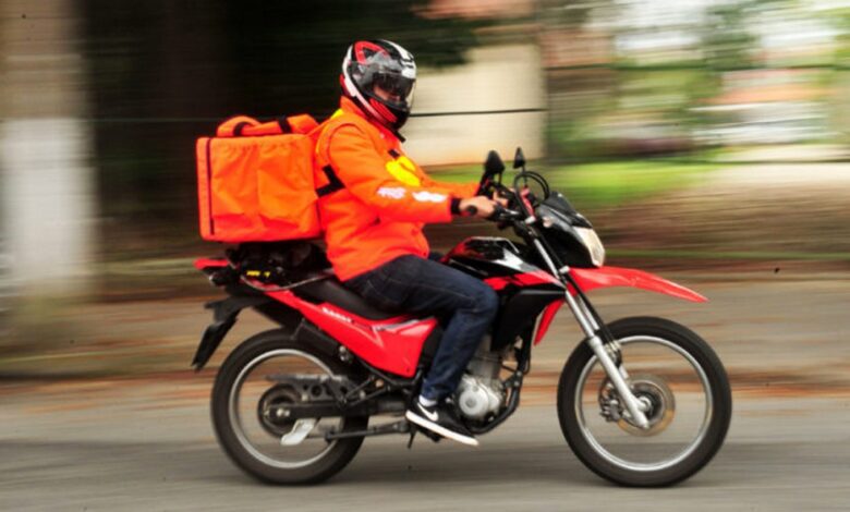 Distribuidor do Burger King cai de mota e parte a perna burger king moto