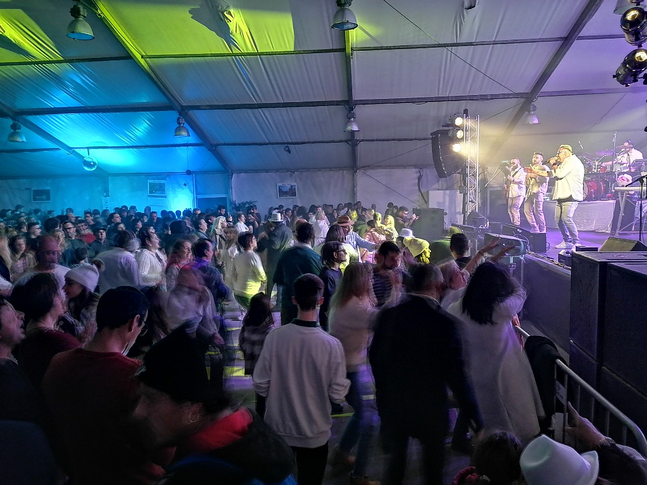 Imagens da festa de passagem do ano em Tomar tenda passagem de ano IMG 20230101 002558