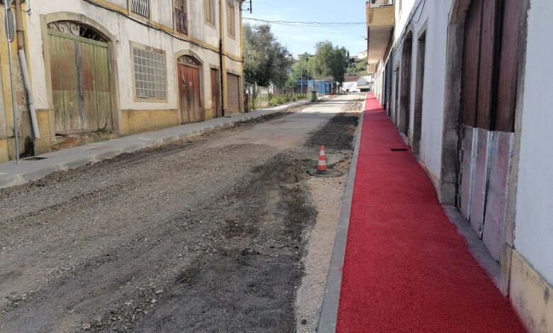Moradores e comerciantes chocados com passeios pintados de vermelho obra agua das maias IMG 20230210 105443