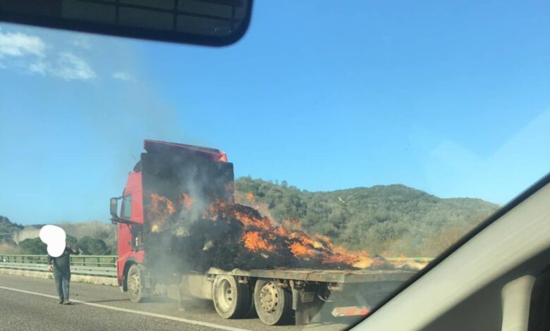 Camião carregado de palha ardeu na A1 (c/ fotos) a1 662663923 3312433365592920782 n