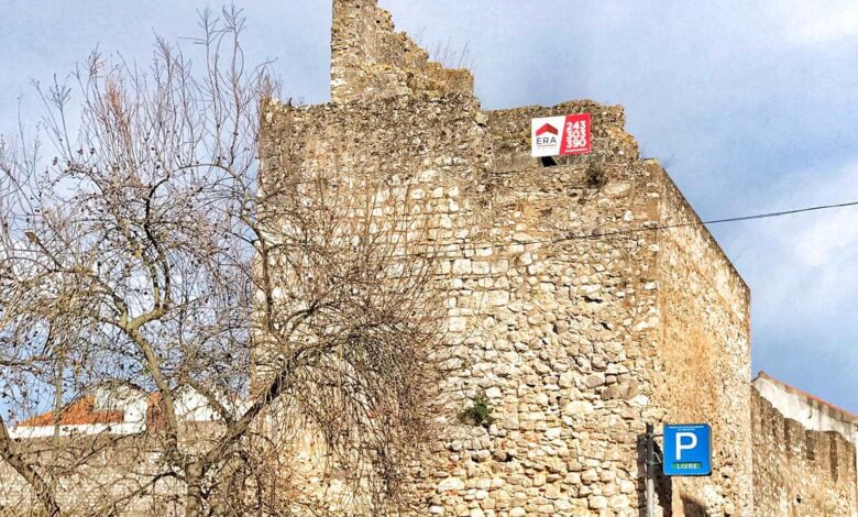 Parte da muralha medieval de Santarém está à venda vende se 2920434 1088930457944352325 n Copia