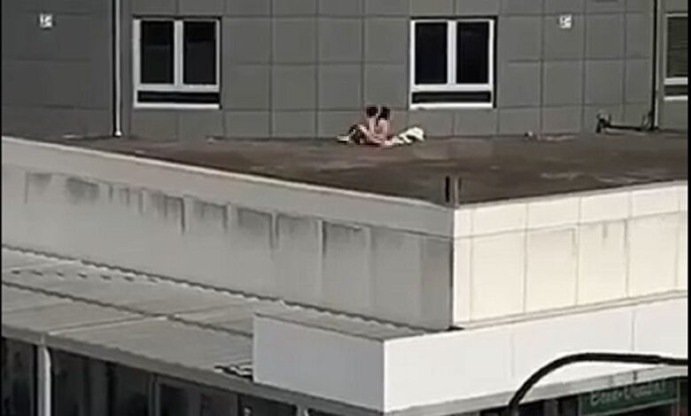 Jovens fazem sexo durante o dia num telhado em Tomar sexo 1