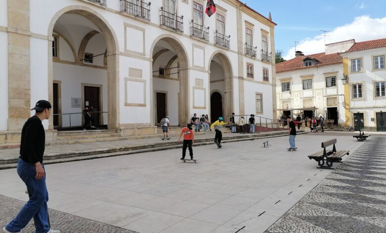 Jovens praticam skate em frente à câmara (c/ vídeo) skate IMG 20230423 165404