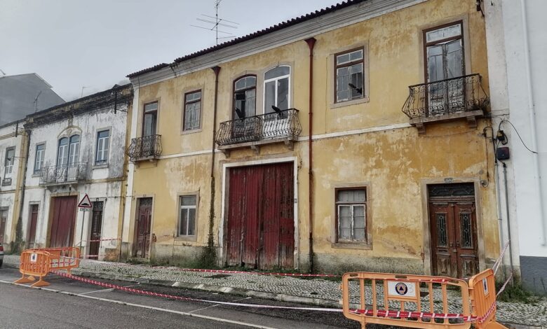 Queda de telhas assusta vizinhos e provoca prejuízos IMG 20231030 082651 1