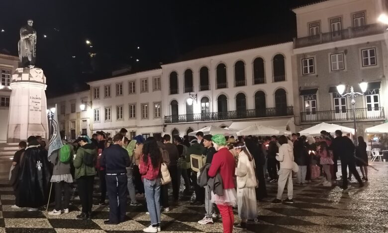 Praxe de caloiros do IPT inclui "procissão das velas" (c/ vídeo) caloiros praxe IMG 20231031 202836