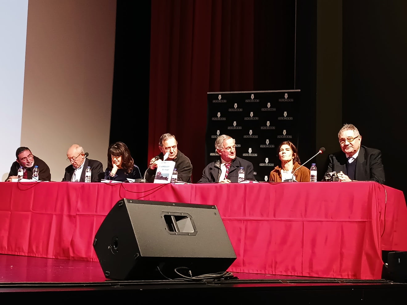 A mesa da apresentacao do livro