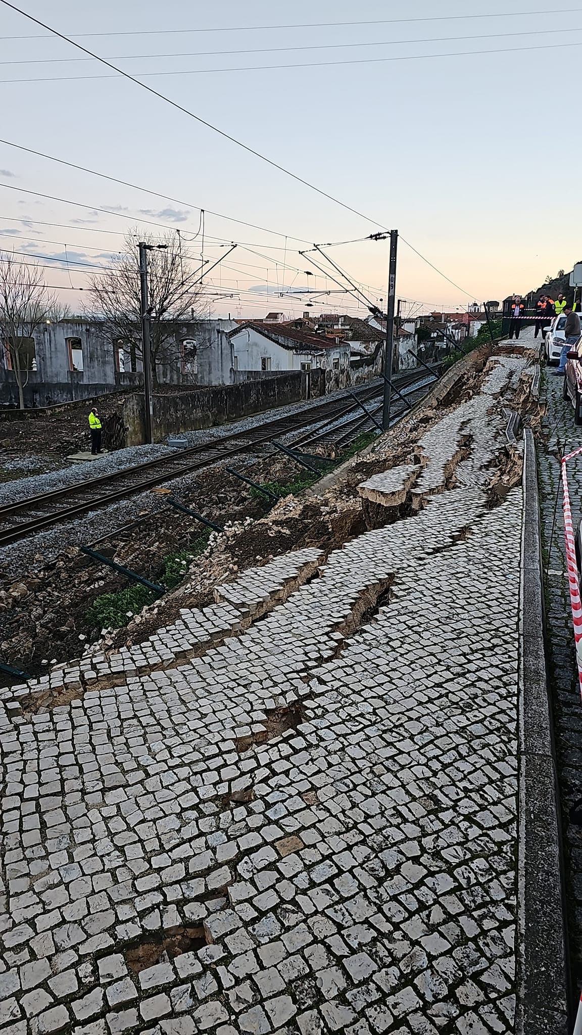 Abatimento de terras corta estrada da estação em Santarém estacao santarem 2969545 1566862643840875304 n