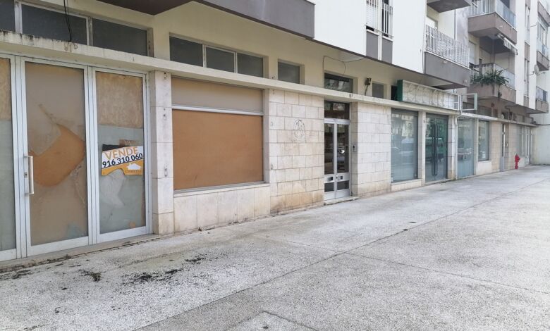 Av. Nuno Álvares Pereira com cerca de 20 espaços comerciais fechados av. Nuno Alvares Pereira IMG 20240331 104453