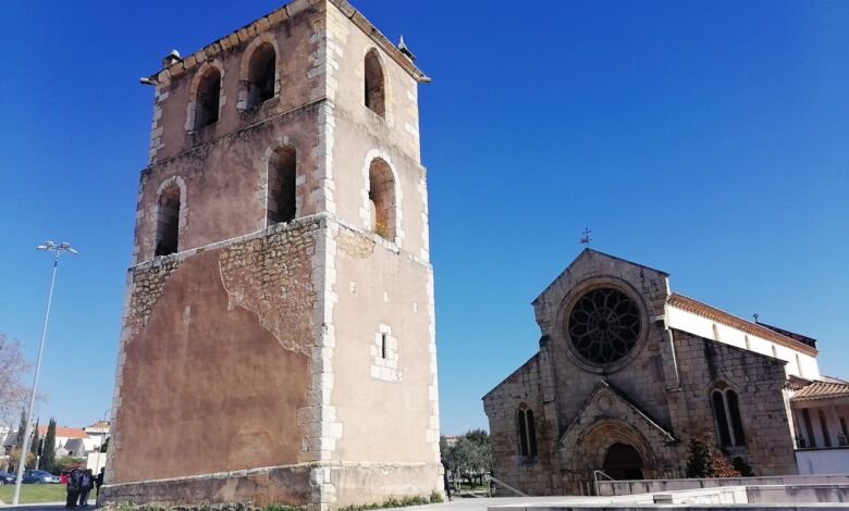 Perigo na igreja Santa Maria do Olival: reboco da torre está a desfazer-se igreja santa maria do olival IMG 20240313 115550