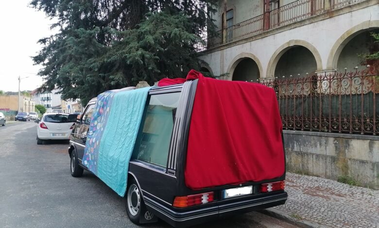 Carrinha funerária tapada com panos intriga moradores IMG 20240516 203712