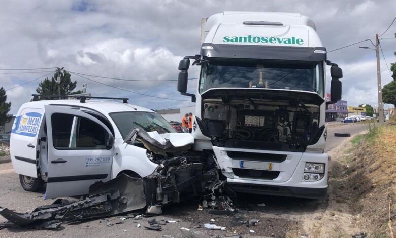 Colisão entre camião e carrinha provoca três feridos no Entroncamento acidente 408578224810 3159370955110018752 n
