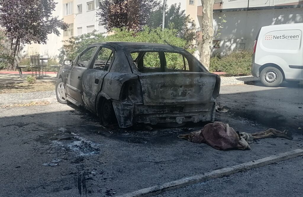 Incêndio destruiu três carros no Entroncamento (c/ vídeo) IMG 20240615 102310