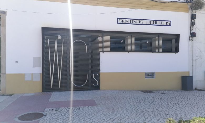 Casas de banho públicas fechadas em dias de maior movimento turístico WC IMG 20240706 161458