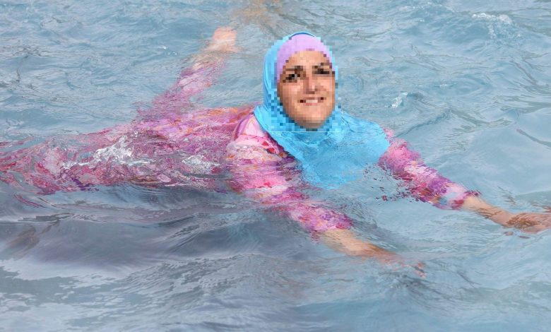 Jovens indianas entraram na água da piscina vestidas burkini 14859640