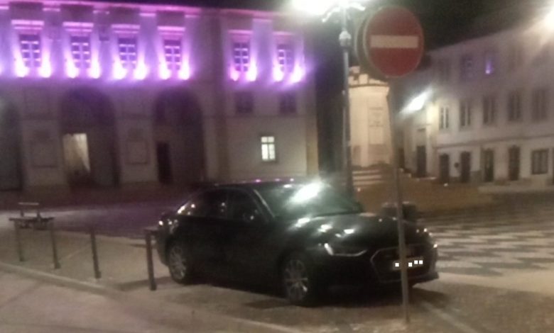 Carro estacionado toda a noite na praça da República Messenger creation 96e3f912 c541 42b3 a6ac 4fb2af73653e