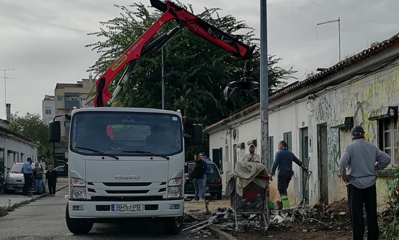 Operação aparatosa para limpar lixo acumulado por morador bairro ze carlos sousa IMG 20241008 094348