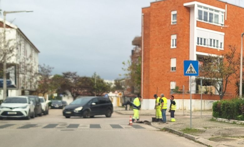 Câmara limpa sarjetas após inundação 20241129 092138