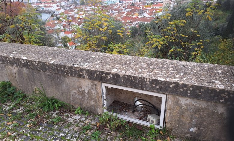 Ermida de Nª Srª da Conceição sem iluminação e com lixo à volta ermida 20241201 105229
