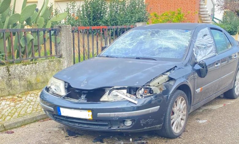 Carro abandonado e vandalizado junto ao bairro 1º de maio vandal 5f 40aa 884b 5ee3df95b406