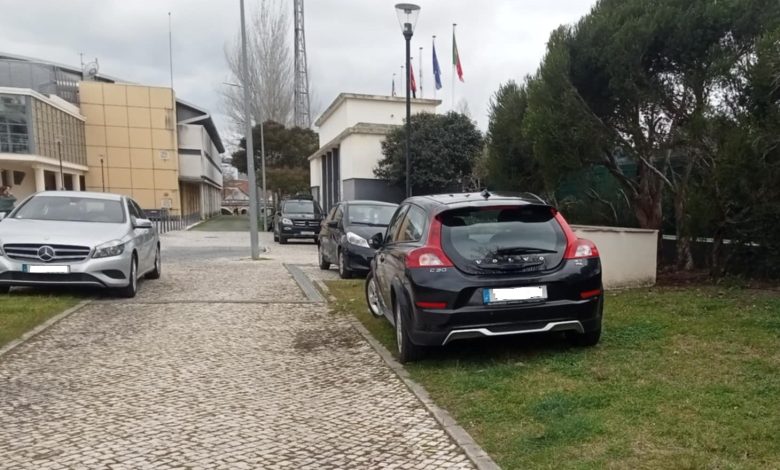 Carros estacionados em cima da relva estac Messenger creation 778DC6BA AC07 4C0A A227 B757F3706023