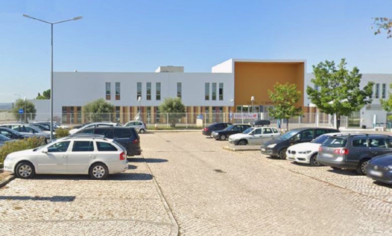 Agrupamento de escolas da Barquinha proíbe telemóveis vnb