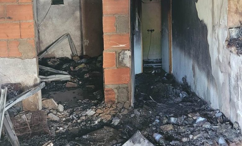 Incêndio em habitação deixou homem desalojado em Ferreira do Zêzere incendio Casa destruida Copia