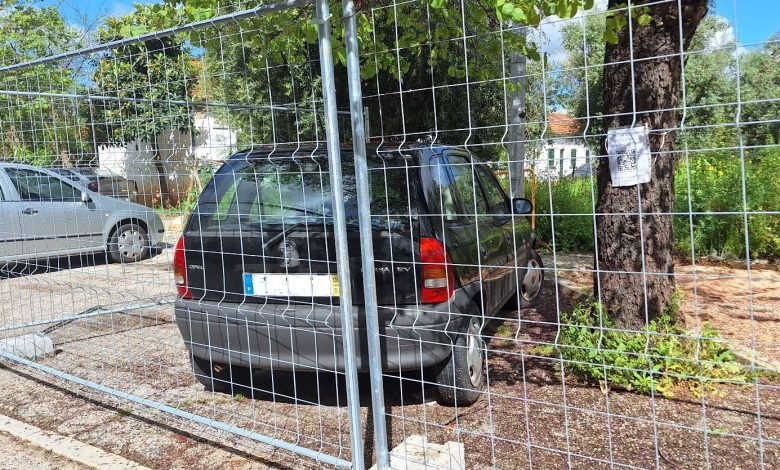 Insólito: carro ficou estacionado dentro do estaleiro da obra 20250422 103653