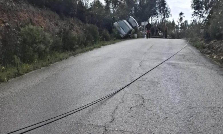 Carro despista-se e derruba poste IMG 20250406 WA0000