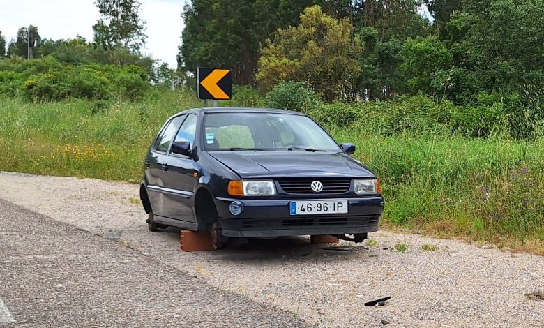 Roubaram pneus a carro abandonado há meses carro 20250508 153219