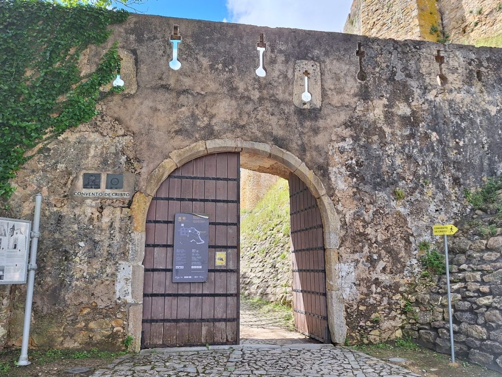 Convento de Cristo: turistas batem com o nariz na porta convento 20250501 112007