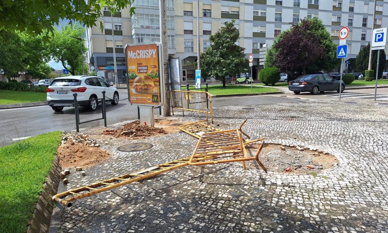 Mais painéis publicitários em Tomar (c/ fotos) mupi 20250504 113556