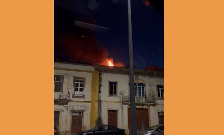 Incêndio destrói anexo de habitação em Tomar (c/ vídeo) incend