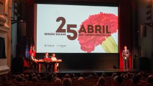 Câmara e assembleia homenageiam primeiros autarcas pós 25 de abril (c/ vídeo) 25 abril assembleia 13
