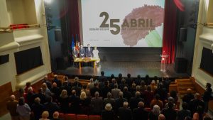 Câmara e assembleia homenageiam primeiros autarcas pós 25 de abril (c/ vídeo) 25 abril assembleia 16