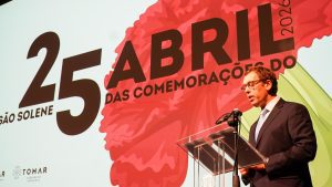 Câmara e assembleia homenageiam primeiros autarcas pós 25 de abril (c/ vídeo) 25 abril assembleia 4
