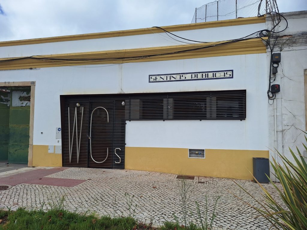 Visitantes chegam à Várzea Grande e não há casas de banho WC 20260830 104957