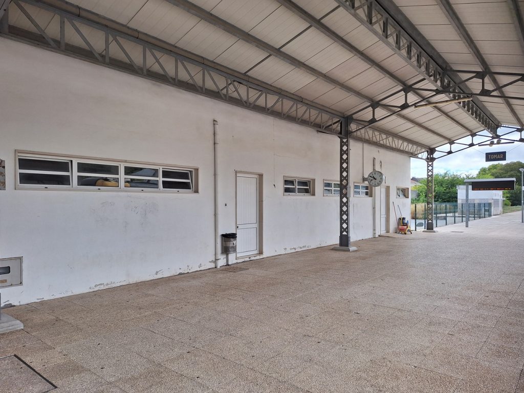 Visitantes chegam à Várzea Grande e não há casas de banho WC 20260830 105042
