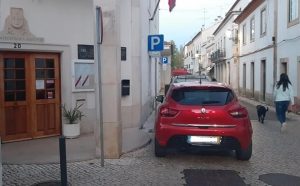 Condutor estaciona e bloqueia trânsito na av. Nuno Álvares Pereira estac 638214481203 153122631809608443 n